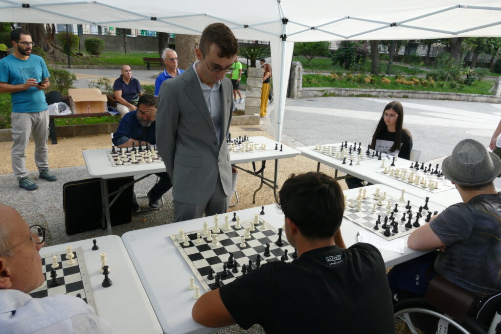 I am overwhelmed with emotions as I share with you my extraordinary experience of Friday, September 15th, when I had the opportunity to participate in an engaging chess simul at the charming Villa Margherita in the town of Ragusa. I can't help but express my deep gratitude for the invitation extended by the Accademia Scacchi Ragusa, which meticulously organised this fascinating event.